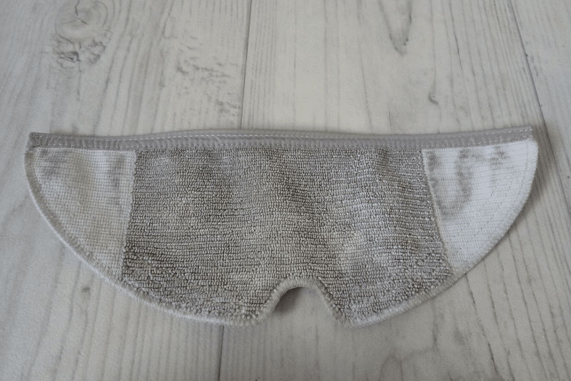 Грязная салфетка после протирания лежит на полу.